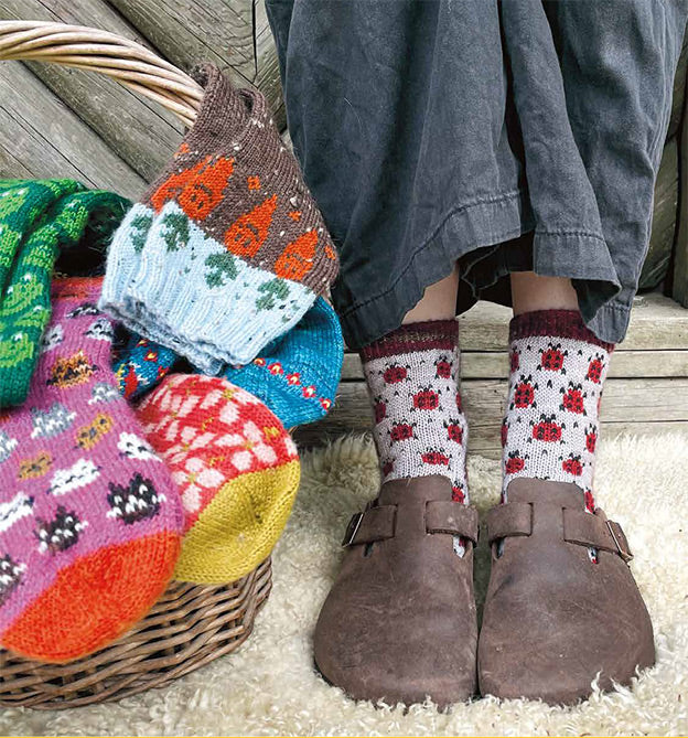 Geniale Motivsocken stricken. Farbenfrohe Statementsocken in Jacquardtechnik von Charlotte Stone