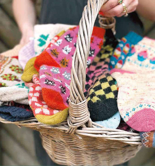 Geniale Motivsocken stricken. Farbenfrohe Statementsocken in Jacquardtechnik von Charlotte Stone