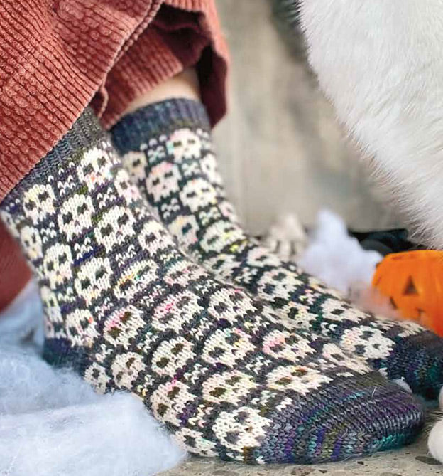 Geniale Motivsocken stricken. Farbenfrohe Statementsocken in Jacquardtechnik von Charlotte Stone