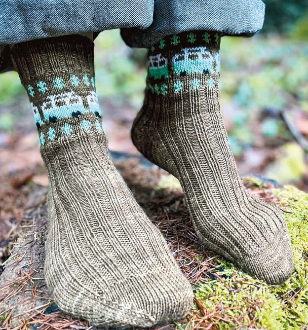 Geniale Motivsocken stricken. Farbenfrohe Statementsocken in Jacquardtechnik von Charlotte Stone